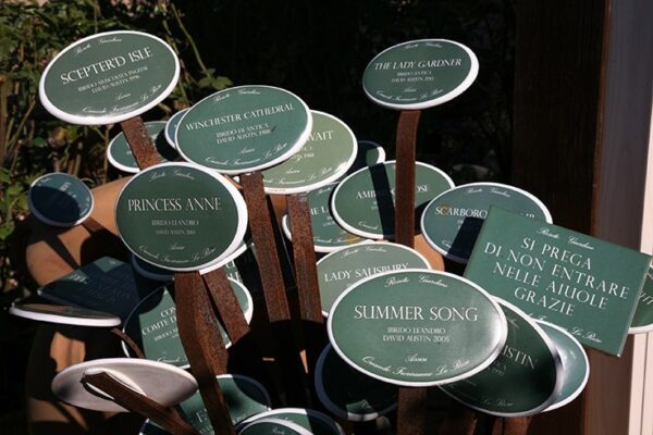 Targhetta in ceramica con asta in ferro